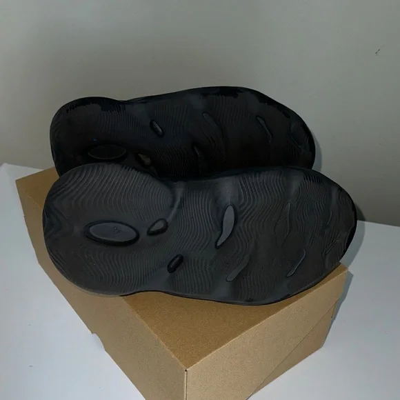 Yeezy Black Slip-On Mules - Picture 4 of 5